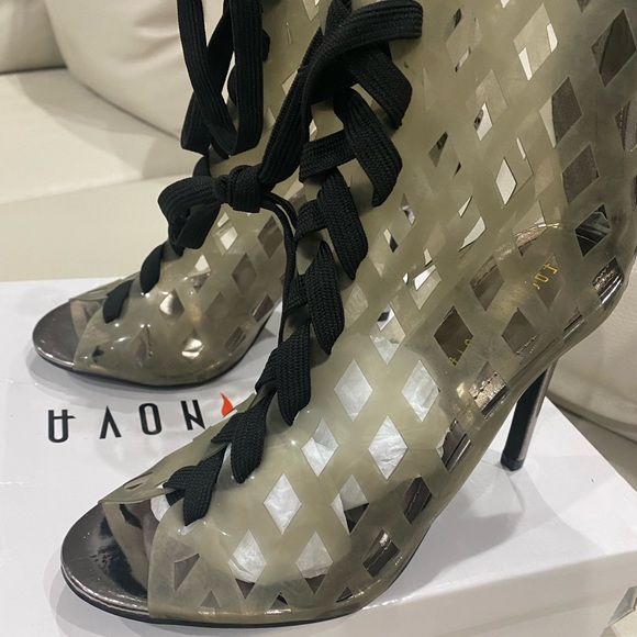 ⬇️PRICE⬇️ 
Fashion Nova  -  Clear/ Grey Cut out Bootie - size 7.5 - Picture 6 of 10